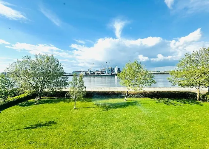 Thames View Apartment In London